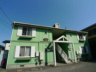 緑の外観がお洒落な賃貸住宅です♪