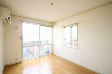 【西側洋室】南面は広くなっており二面採光となっております。エアコン付きの為ご入居時から快適にお過ご…