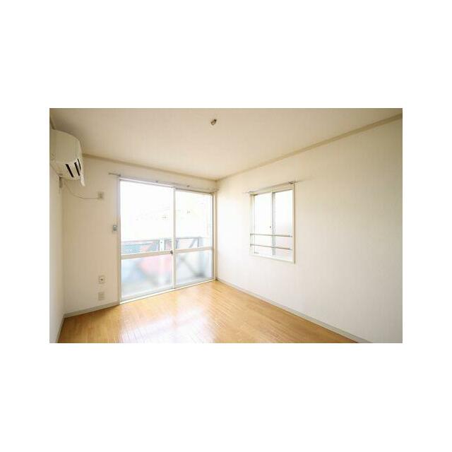 【西側洋室】南面は広くなっており二面採光となっております。エアコン付きの為ご入居時から快適にお過ご…