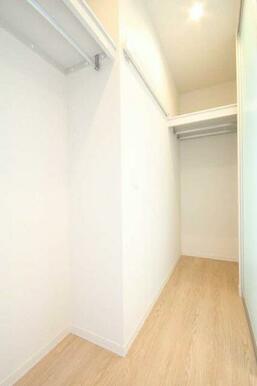 ウォークインクローゼットは４本ハンガーパイプを設けており、衣類の収納量を増加させております。