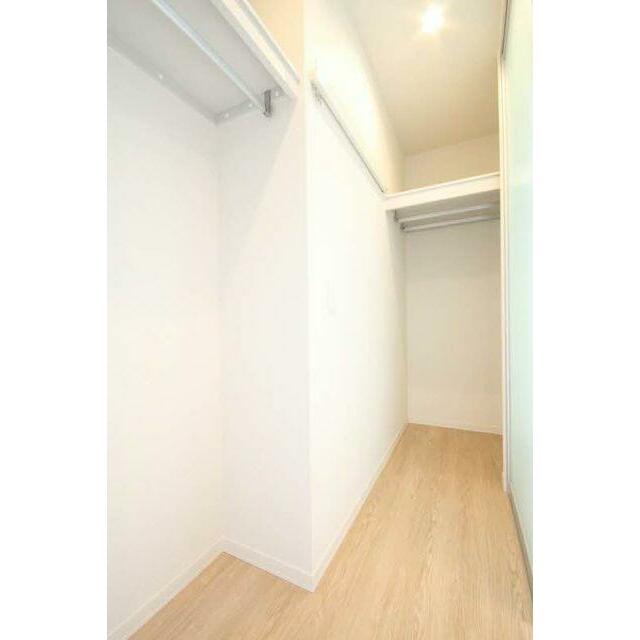 ウォークインクローゼットは４本ハンガーパイプを設けており、衣類の収納量を増加させております。