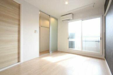 洋室もエアコン付です、室内物干し掛けやリモコン付ダウンライト照明となっております。