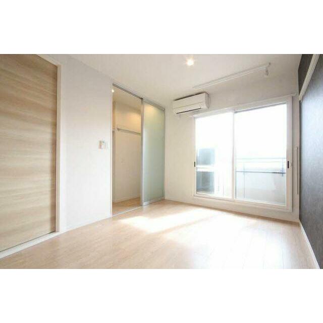 洋室もエアコン付です、室内物干し掛けやリモコン付ダウンライト照明となっております。