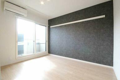 洋室のアクセントクロスはダーク系のものをチョイスしコントラストを演出しております。