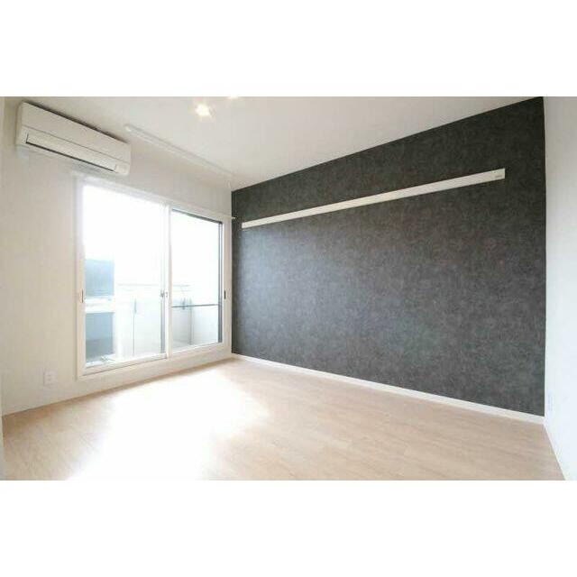 洋室のアクセントクロスはダーク系のものをチョイスしコントラストを演出しております。