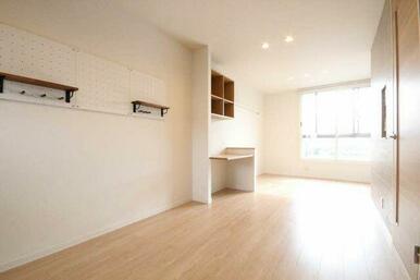 キッチン側からのリビングです。