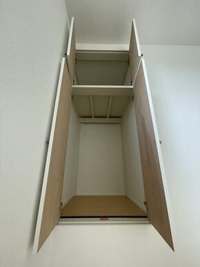 二階洋間２「収納」