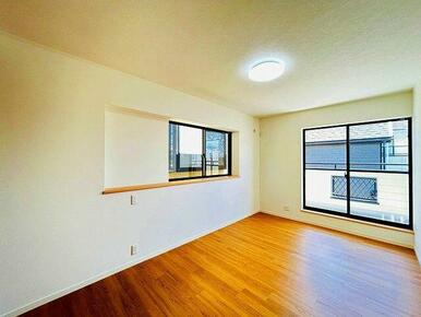 「２階東側洋室」約７．５帖のお部屋で寝室としても十分な広さのお部屋になっています。