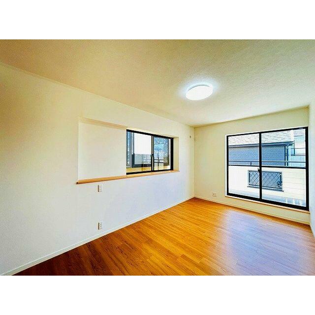 「２階東側洋室」約７．５帖のお部屋で寝室としても十分な広さのお部屋になっています。