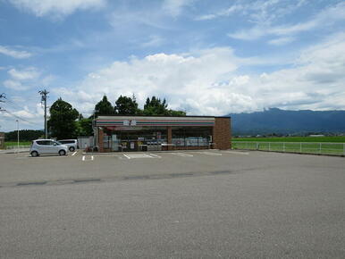 セブンイレブン川東店