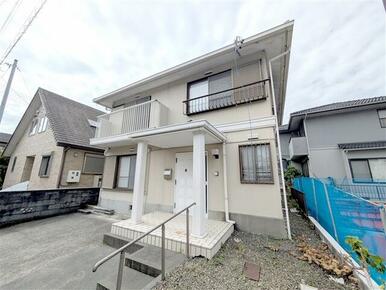 周囲は落ち着いた住宅が並ぶ静かな環境です。駐車は1台可能です。