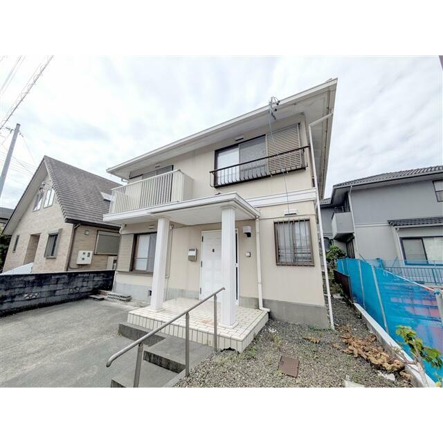 周囲は落ち着いた住宅が並ぶ静かな環境です。駐車は1台可能です。