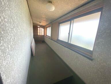 2階の廊下ですが、こちらも窓が複数あり明るい雰囲気になっています。