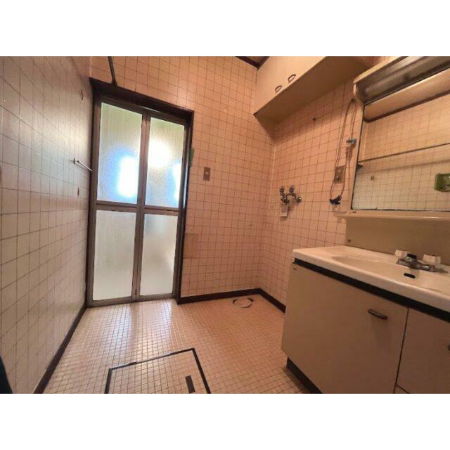 十分な広さの脱衣所に収納棚ありで使い勝手が良いです。