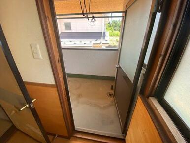 洗濯物は屋根付きのため多少の小雨でも干せます