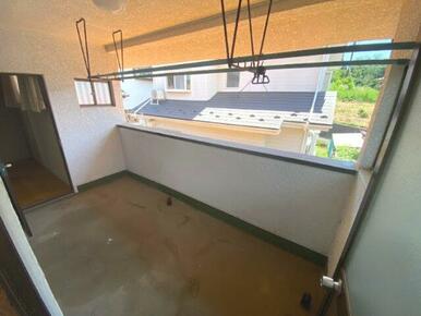 広々バルコニーで洗濯物を干すだけでなく、夏はお子さんのプールをする場所として利用したり、机といす