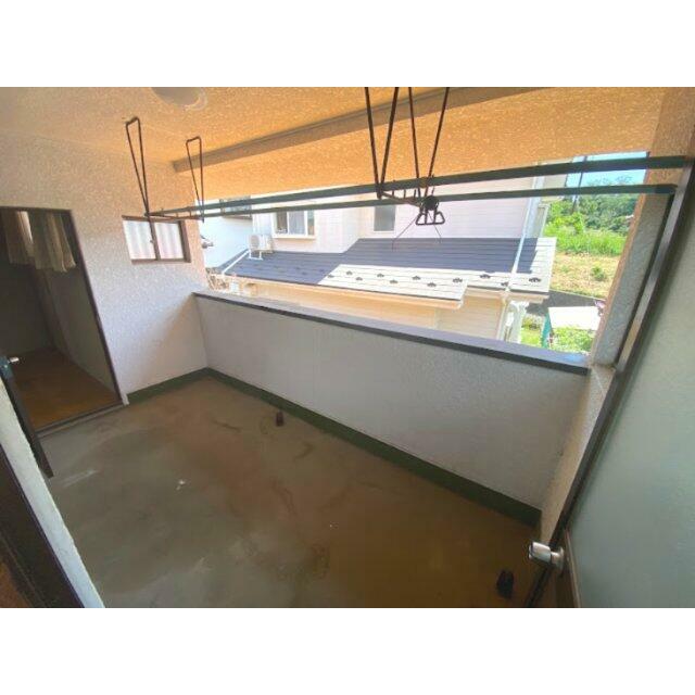 広々バルコニーで洗濯物を干すだけでなく、夏はお子さんのプールをする場所として利用したり、机といす