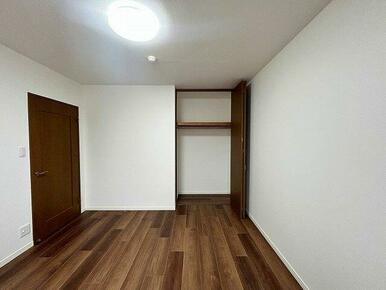 「西側洋室」広い収納スペースがございます。