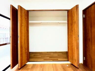 「2階南側洋室」クローゼット　かなり大きく余裕があります