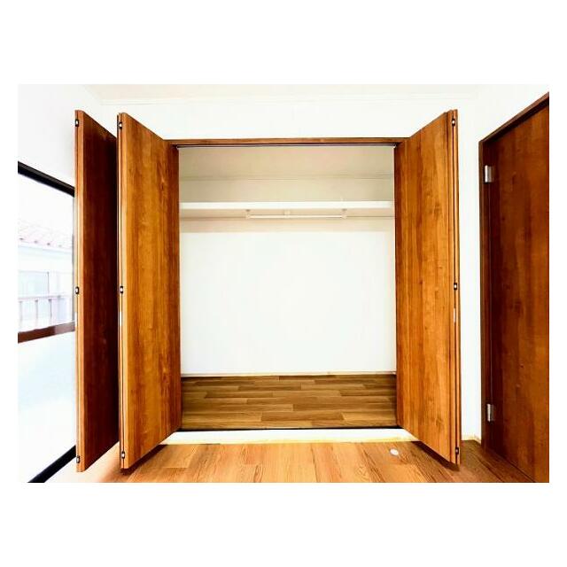 「2階南側洋室」クローゼット　かなり大きく余裕があります