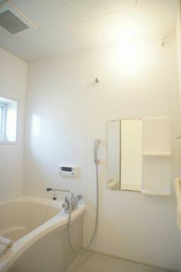 【浴室】１日の終わりは清潔感のある快適な空間で、ゆっくりと疲れを癒してください。追い焚き給湯機能付…