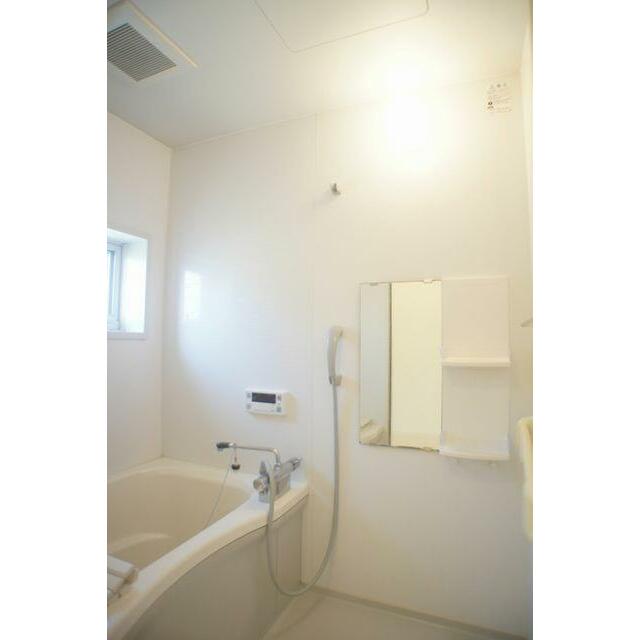 【浴室】１日の終わりは清潔感のある快適な空間で、ゆっくりと疲れを癒してください。追い焚き給湯機能付…