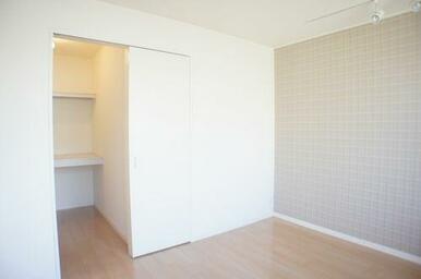 【洋室】大きな窓が付いていて明るい空間です。寝室や子供部屋など様々な用途にどうぞご利用ください。冷…