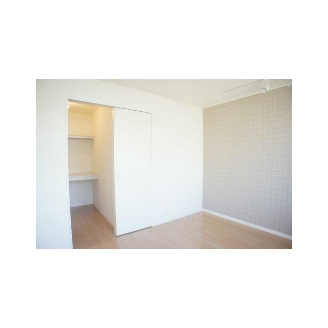 【洋室】大きな窓が付いていて明るい空間です。寝室や子供部屋など様々な用途にどうぞご利用ください。冷…