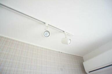 【洋室】移動可能なスライディングライトは室内の印象をアレンジできます♪