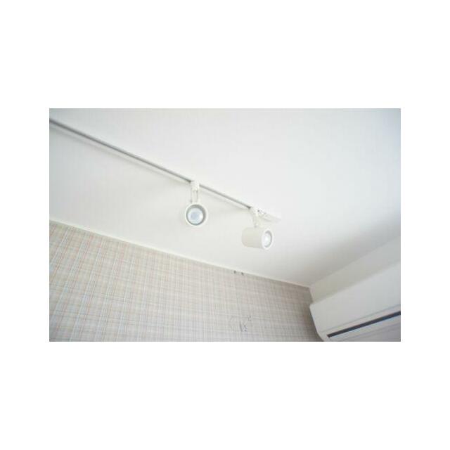 【洋室】移動可能なスライディングライトは室内の印象をアレンジできます♪