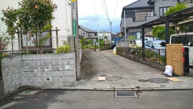 前面道路からの敷地入口