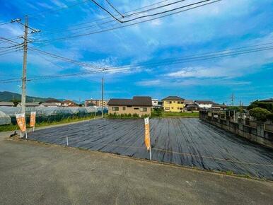 前面道路は閑静な住宅地をはしる車通りの少ない道路。お車の出し入れが苦手なママや小さなお子様にも安心