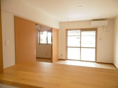 人気の対面式キッチン採用　※別号室の写真です。