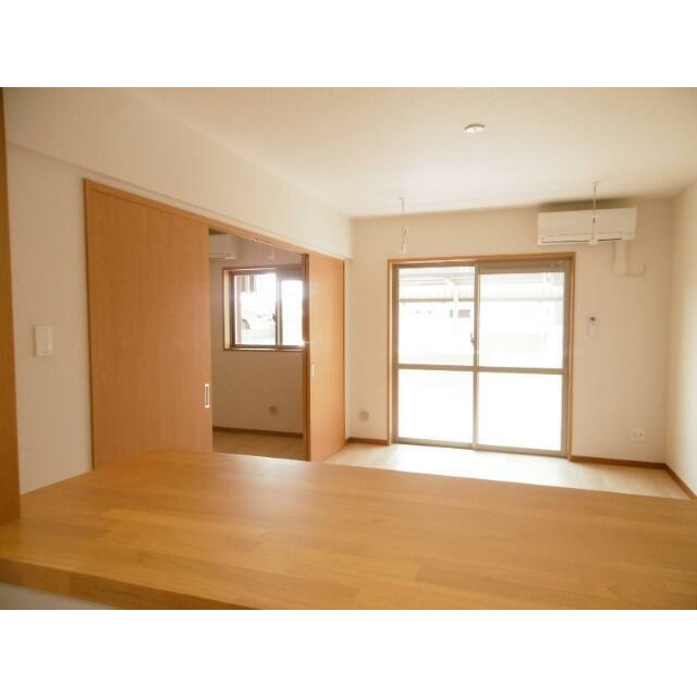 人気の対面式キッチン採用　※別号室の写真です。