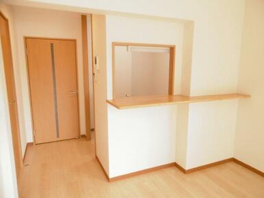 お洒落なカウンターキッチン間取りです　※別号室の写真です。