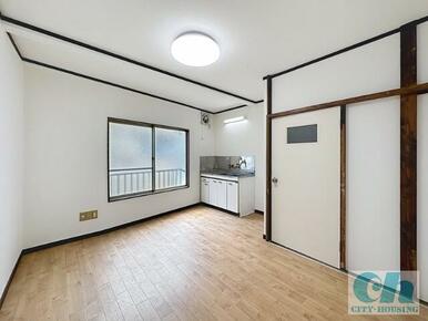 大きな窓で明るいお部屋です