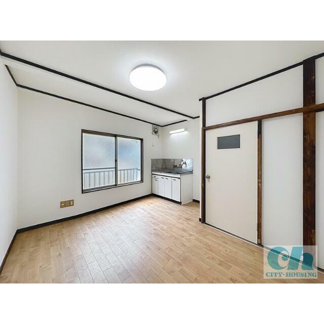 大きな窓で明るいお部屋です