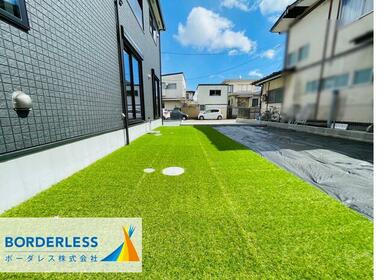 人工芝などでカバーすると、雨の日などに泥はねで外壁が汚れるのが防げますね＾＾