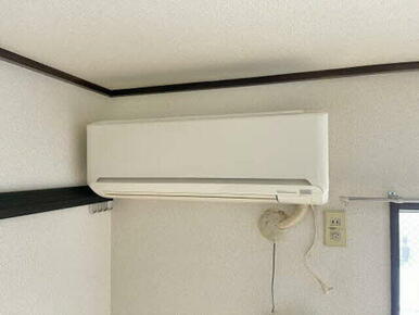 夏も冬も快適なエアコン付き。