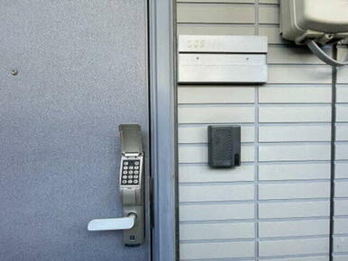 玄関キーはデジタルロックです。