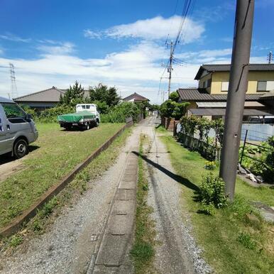 前面道路を西方向へ向けて撮影