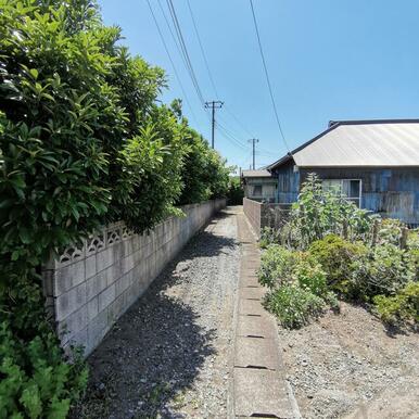 前面道路を東方向へ向けて撮影