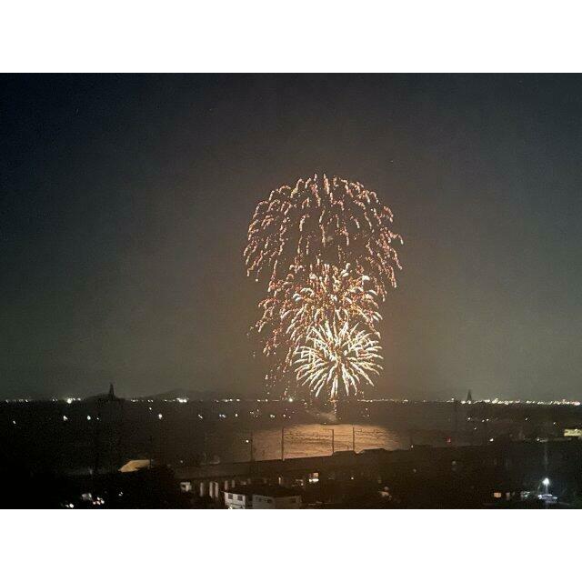 2026年7月撮影、ベランダから見た花火大会