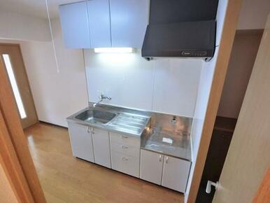 上下に収納スペースのあるキッチン