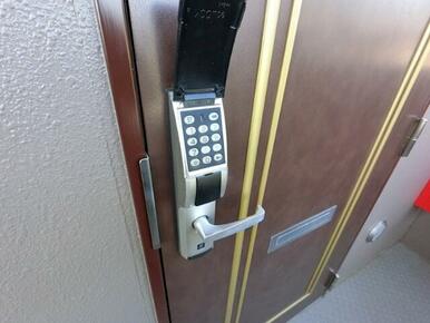 玄関ドアは暗証番号開閉式の電子ロックキーで安心
