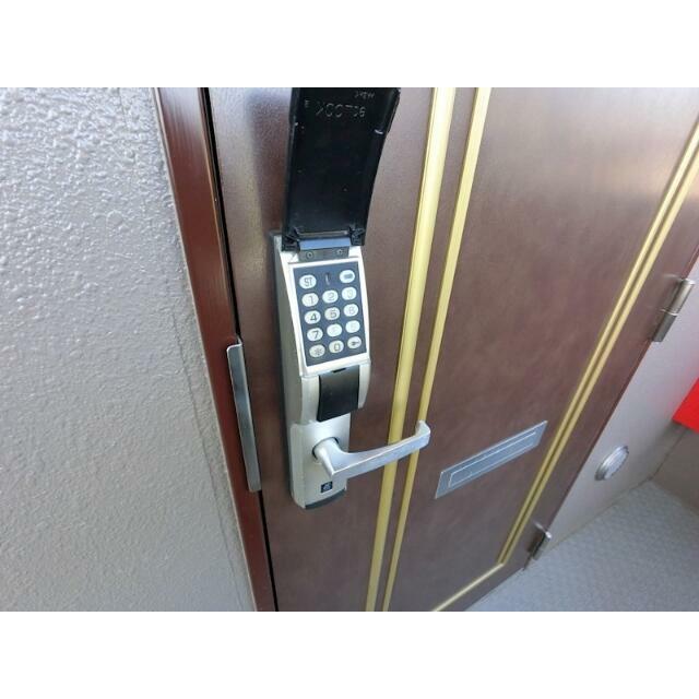 玄関ドアは暗証番号開閉式の電子ロックキーで安心