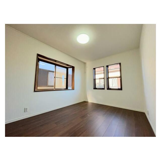 「2階北側洋室」約6帖のお部屋です。