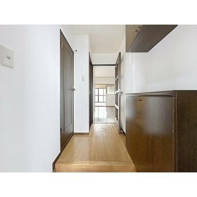 下駄箱で片付く玄関です