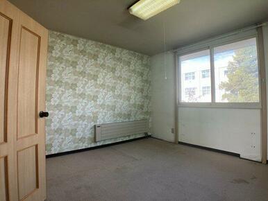 2階北西側洋室、彩光良好です♪