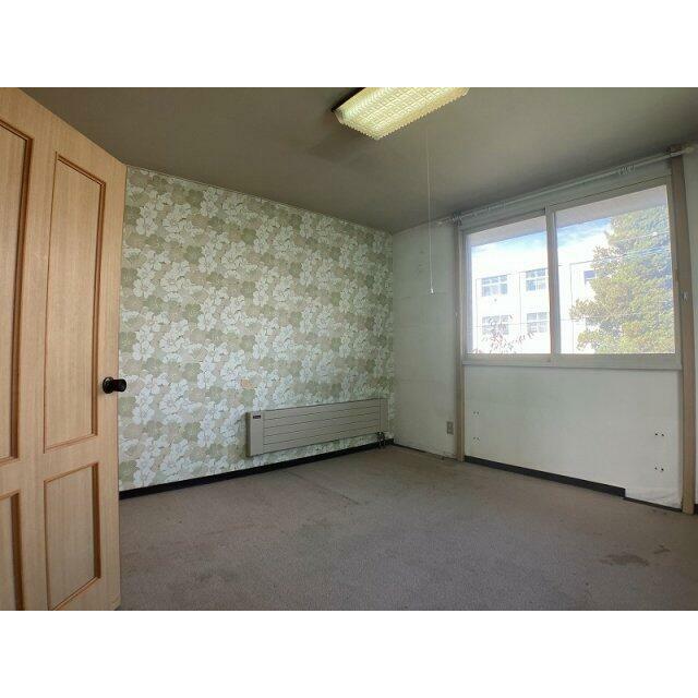 2階北西側洋室、彩光良好です♪